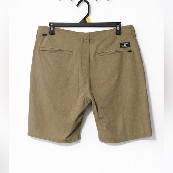 ✨ Billabong Crossfire Mid Submersible Khaki Walk Shorts Size 32 - Picture 2 of 9